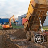 tractor en dumper stort puin
